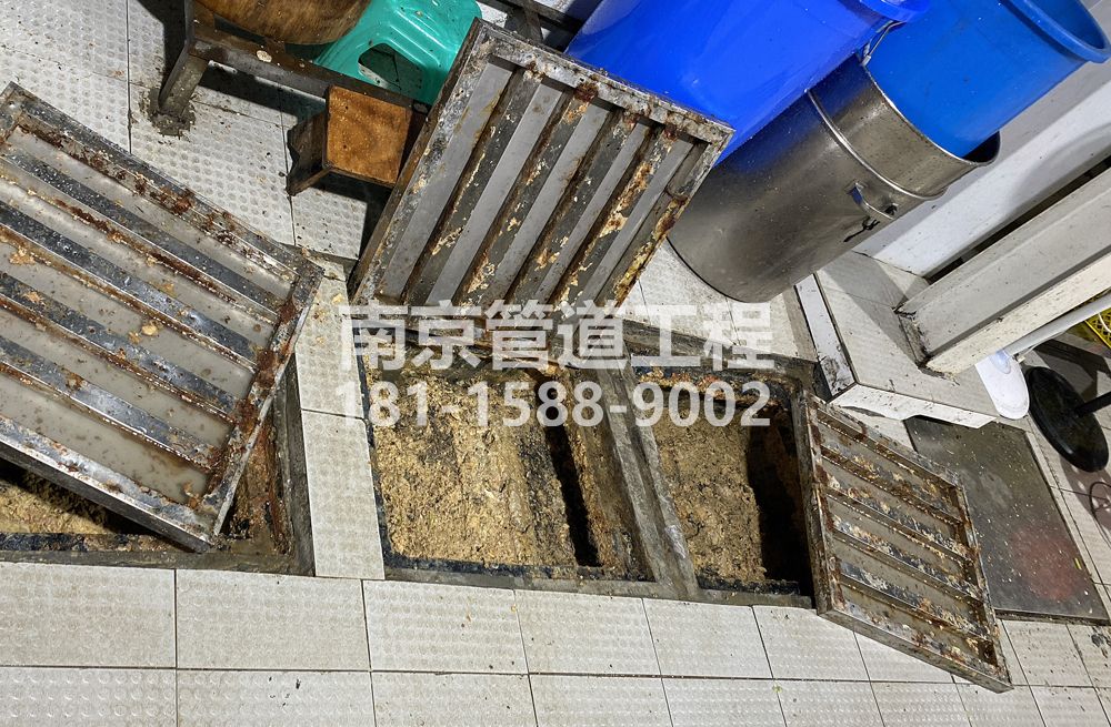 278馨康苑城管中队食堂隔油池清理